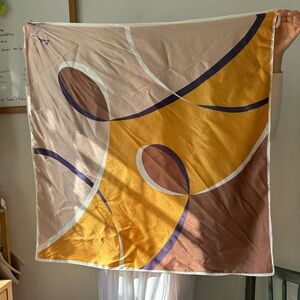 Vintage 60s-70s Beeline scarf
Square 
Defect of one corner 
Please see photos